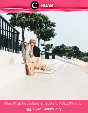 Nuansa warna khaki pada Star Clozetter @dewindriyani menambah kesan sederhana dan minimalis ya, Clozetters. Simak inspirasi gaya Hijab dari para Clozetters hari ini di Hijab Community. Yuk, share juga gaya hijab andalan kamu.   