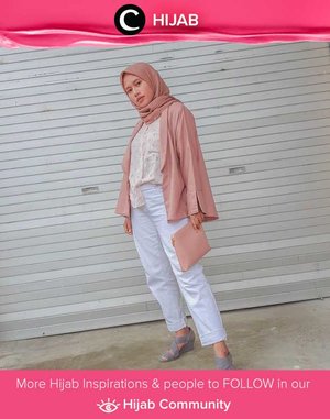 Warna pink terlihat semakin cantik jika dipadankan dengan warna putih. Setuju, nggak, Clozetters? Simak inspirasi gaya Hijab dari para Clozetters hari ini di Hijab Community. Image shared by Clozetter @wardahWow. Yuk, share juga gaya hijab andalan kamu.  