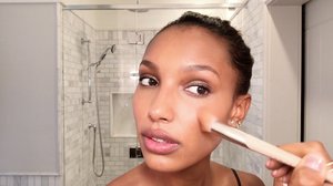 This Victoria’s Secret Model’s Blush Trick Is the Secret to a Vacation Glow