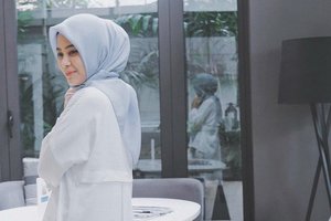 Inovasi Baru, Restu Anggaraini Ciptakan Hijab Anti Air  