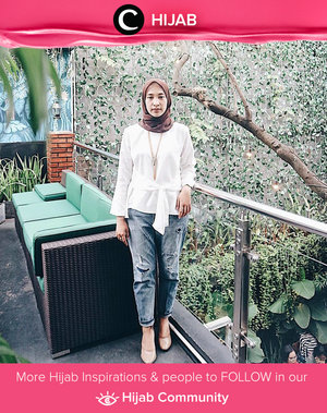 Mengenakan ripped jeans juga bisa memberikan kesan semi formal jika dipadukan dengan atasn putih dan heels dengan warna senada. Simak inspirasi gaya Hijab dari para Clozetters hari ini di Hijab Community. Image shared by Clozetter: @prapancadf. Yuk, share juga gaya hijab andalan kamu