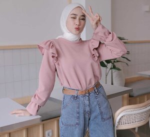 Inspirasi Ruffle Top Kekinian dari Para Selebgram Hijab yang Bisa Kamu Tiru Girls