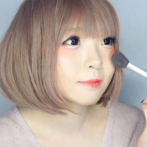 Clozetters Look Uber Cute While Trying Igari Makeup 
