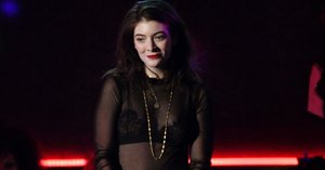 Lorde Performing In Mom Jeans At The Billboard Awards Was Everything