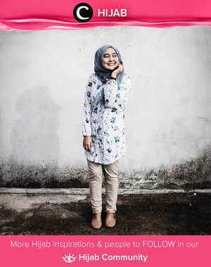 Floral top and chino pants. Another inspiration for your weekend outfit. Simak inspirasi gaya Hijab dari para Clozetters hari ini di Hijab Community. Image shared by Star Clozetter: @rhialita. Yuk, share juga gaya hijab andalan kamu