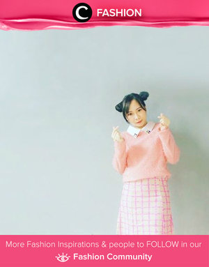 See? Her fingers are showing a symbol of love in Korea. She gets a twinnie bun for the cutest look. Simak juga Fashion Update ala clozetters lainnya hari ini di Fashion Community. Image shared by Clozetter: radenayu. Yuk, share outfit favorit kamu bersama Clozette.