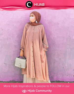Butuh inspirasi OOTD dengan tunik? Kamu bisa meniru gaya Clozetter @zilqiah yang tampak elegan dengan tunik berpotongan flowy, long skirt, dan hijab berwarna senada. Simak inspirasi gaya Hijab dari para Clozetters hari ini di Hijab Community. Yuk, share juga gaya hijab andalan kamu.