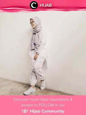 Casual in white. Star Clozetter Dewi memadukan jogger pants dengan atasan berlayer untuk tampilan casual bernuansa putih. Simak inspirasi gaya di Hijab Update dari para Clozetters hari ini di Hijab Community. Image shared by Clozetter: dewindriyani. Yuk, share juga gaya hijab andalan kamu bersama Clozette.