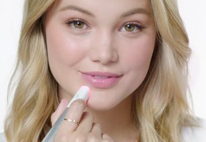 Neutrogena’s new acne spot treatment pen is perfect for zapping pimples in any situation
