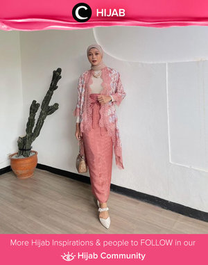 Set outer dan kain berwarna dusty pink selalu bisa diandalkan untuk tampilan elegan dan modern ke pesta pernikahan. Image shared by Clozette Crew @astrityas. Simak inspirasi gaya Hijab dari para Clozetters hari ini di Hijab Community. Yuk, share juga gaya hijab andalan kamu.