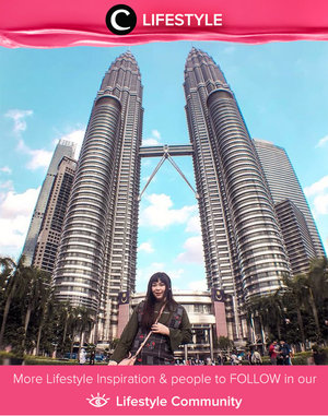 Menara Petronas pernah menjadi bangunan tertinggi di dunia sebelum dikalahkan oleh Burj Khalifa dan Taipei 101. Namun, hingga saat ini gedung pencakar langit kembar ini masih menjadi bangunan kembar tertinggi. Karena keunikan 'kembar'nya, Berfoto dengan Menara Petronas menjadi hal yag wajib dilakukan saat berkunjung ke Kuala Lumpur, Malaysia. Simak Lifestyle Updates ala clozetters lainnya hari ini di Lifestyle Section. Image shared by Clozetter @Mgirl83. Yuk, share momen favorit kamu bersama Clozette.