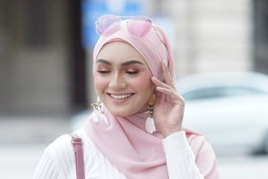Kiat Memilih Hijab di Cuaca Panas 