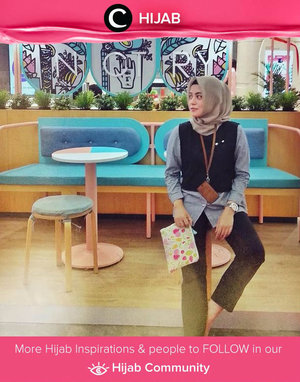 Star Clozetter @zeynolivia and her cool-toned outfit. Simak inspirasi gaya Hijab dari para Clozetters hari ini di Hijab Community.Yuk, share juga gaya hijab andalan kamu. 