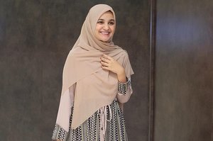 Shireen Sungkar Dalam Balutan Rok Button, Salah Satu Rok Hijab Kekinian Andalan Hijabers - Stylo.ID