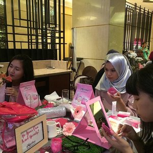 The attendees are trying Marina Smooth & Glow UV two way cake and they're having a blast  #SaatnyaBersinar #SmoothnGlowUV #ClozetteID
