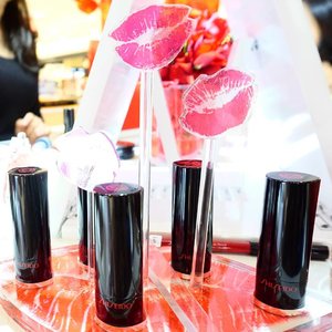 Rouge-Rouge Kiss Me💋Lipstik terbaru dari @shiseidoid hadir dalam 16 warna seru yang wajib kamu coba.Hasilnya sheer tapi bisa memberikan hasil yang matte.#clozetteid#shiseidoidn