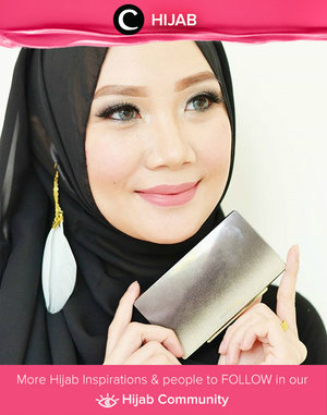 Clozetter Hijab yang satu ini menyukai produk makeup dari Jepang, Covermark Moisture Veil LX. Apakah kamu sudah mencobanya, Clozetters? Simak inspirasi gaya di Hijab Update dari para Clozetters hari ini di Hijab Community. Image shared by Clozetter: lady_dyne. Yuk, share juga gaya hijab andalan kamu bersama Clozette.
