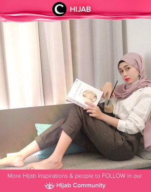 Saturday means a good book paired with a cup of coffee. Image shared by Clozetter @phirlyv. Simak inspirasi gaya Hijab dari para Clozetters hari ini di Hijab Community. Yuk, share juga gaya hijab andalan kamu.