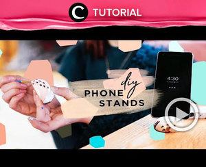 Nggak harus beli, kamu bisa membuat phone stand sendiri dengan cara ini : http://bit.ly/2zPpOHM. Video ini di-share kembali oleh Clozetter @Kyriaa. Intip tutorial lainnya di Tutorial Section.