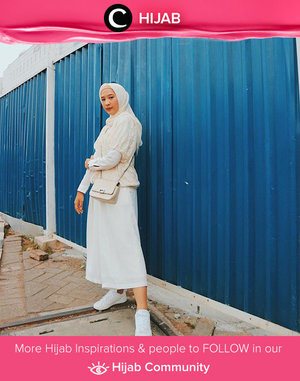 Punya atasan lace transparan? Kamu bisa memakainya bertumpuk dengan terusan favoritmu seperti gaya Clozetter Panca. Padankan dengan snekars untuk membuat tampilanmu lebih kasual. Simak inspirasi gaya Hijab dari para Clozetters hari ini di Hijab Community. Image shared by Clozetter: @prapancadf. Yuk, share juga gaya hijab andalan kamu