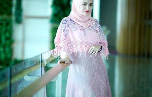 Adelia Pasha Dalam Balutan Dress Glamor 