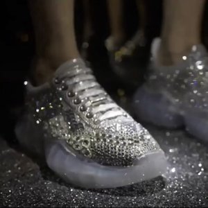 [Jimmy Choo Rilis Diamond Sneaker]
.
Sporty or glam? Pilih keduanya dengan sneaker terbaru dari Jimmy Choo. Koleksi sepatu sneaker yang dihargai mulai $895 hingga $5.500 ini terinspirasi dari batu berlian yang “multi-faceted” dan selalu bermain dengan  pendaran cahaya.
.
📹 @jimmychoo
#ClozetteID #jimmychoo