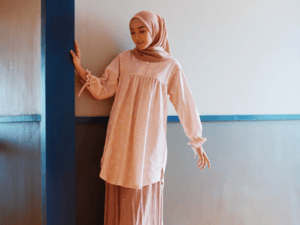 Hijab Square Polos enggak selalu ngebosenin, kamu bisa maksimalkan dengan detail favoritmu!