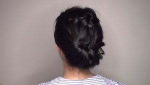 Beberapa waktu lalu, Clozette Crew @vienarissanty membuat tutorial waterfall braid. Ternyata dengan gaya rambut tersebut kamu bisa menciptakan look formal, Braided Updo dengan mudah. Kamu hanya memerlukan 1 karet rambut untuk menyulap tatanan rambut waterfall braided menjadi braided updo.#ClozetteID