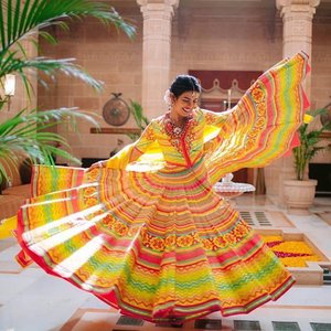 Siapa yang setuju @priyankachopra terlihat sangat menawan dengan Mehndi dress-nya? 😍 Mehndi adalah perayaan adat India yang dilakukan sebelum pernikahan. Can’t wait to see her in wedding dress! 📸 priyankachopra
#clozetteid