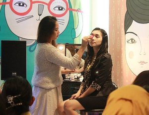 Kiki, Makeup Artist dari too cool for school sedang melakukan demo makeup dengan koleksi dinoplatz yang menggemaskan! #clozetteid #getyourglowon #toocoolforschool #clozettextoocoolforschool #beautyclublotteavenue