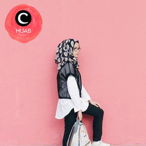 Hitam putih dengan pattern yang seimbang akan membuat OOTD-mu selaras dengan indah! Simak inspirasi gaya di Hijab Update dari para Clozetters hari ini, di sini http://bit.ly/clozettehijab. Image shared by Clozetter: inalathifahs. Yuk, share juga gaya hijab andalan kamu.