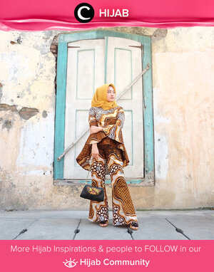 Batik kini tidak lagi dianggap sebagai busana untuk acara formal. Dengan motif yang unik dan desain yang stylish, batik pun bisa kamu gunakan untuk acara santai atau hangout dengan teman dan keluarga. Simak inspirasi gaya Hijab dari para Clozetters hari ini di Hijab Community. Image shared by Clozette Ambassador: @indripurwandari. Yuk, share juga gaya hijab andalan kamu
