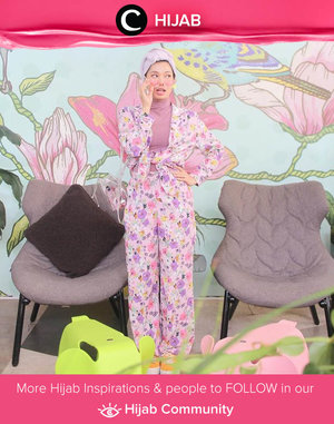 Sambut weekend dengan baju yang lebih berwarna, yuk! Coba tiru gaya Clozette Ambassador @rimasuwarjono yang terlihat meriah dengan nuansa warna ungu muda pada outfit bermotif bunganya. Simak inspirasi gaya Hijab dari para Clozetters hari ini di Hijab Community. Yuk, share juga gaya hijab andalan kamu.