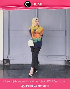 Memiliki outfit dengan gradasi warna unik? Kamu bisa memadukannya dengan celana hitam, flat shoes dan hijab berwarna senada dengan warna paling dekat dengan hijab agar terlihat selaras dan semakin stylish.  Simak inspirasi gaya Hijab dari para Clozetters hari ini di Hijab Community. Image shared by Clozette Ambassador @bonitaarinida. Yuk, share juga gaya hijab andalan kamu
