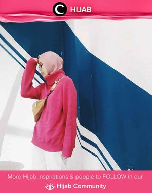 Ingin tampilan lebh sporty? Kamu bisa meniru gaya Clozetter @dewidriyani yang memasukkan hijabnya ke dalam kerah. Simak inspirasi gaya Hijab dari para Clozetters hari ini di Hijab Community. Yuk, share juga gaya hijab andalan kamu. 