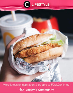 Mandatory meal for long train ride: McDonald’s burger set. Star Clozetter Japobs tried McD Shrimp Burger in Korea and it’s so good. Simak Lifestyle Updates ala clozetters lainnya hari ini di Lifestyle Section. Image shared by Star Clozetter: @japobs. Yuk, share momen favoritmu di Clozette.