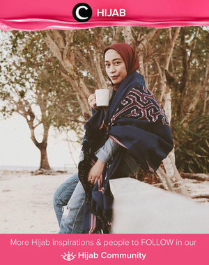 Musim hujan begini enaknya pakai shawl multifungsi seperti Clozetter @Fillyawie: Bisa jadi selimut, bisa jadi fashion statement juga. Simak inspirasi gaya Hijab dari para Clozetters hari ini di Hijab Community. Yuk, share juga gaya hijab andalan kamu. 