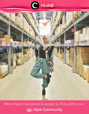 Sporty and girly in the same time. She's wearing jogger pants, abstrack outer, and pair with heels. Simak inspirasi gaya di Hijab Update dari para Clozetters hari ini di Hijab Community. Image shared by Clozetter: dianahemass. Yuk, share juga gaya hijab andalan kamu bersama Clozette.