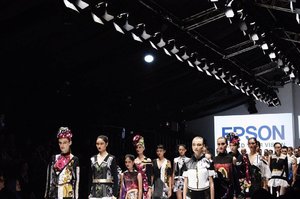 About last nite fashion presentatiin presented @epsonindonesja collaborated with @sky.inc_jakarta and Dee Project Thailand.
Credit to: @jfwofficial 
#clozetteid #jfw2017