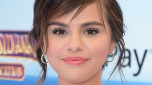 Selena Gomez Mirrors Meghan Markle in Identical Oscar de la Renta Print