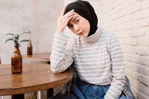 Inspirasi Outfit Hijab Kekinian dengan Long Hoodie ala Intan Khasanah - Stylo.ID