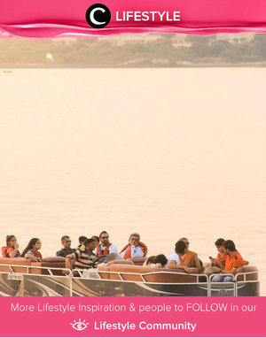 Scenic photo of people on a boat in Udaipur, India's City of Lakes. Simak Lifestyle Updates ala clozetters lainnya hari ini di Lifestyle Community. Image shared by Clozetter @AstariRatnadya. Yuk, share juga momen favoritmu