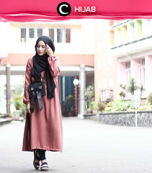 Ingin hangout tapi takut ada acara tak terduga? Kamu bisa kenakan longdress untuk tampilan kasual sekaligus formal dalam satu waktu. Simak inspirasi gaya di Hijab Update dari para Clozetters hari ini, di sini http://bit.ly/clozettehijab. Image shared by Clozetter: dintjess . Yuk, share juga gaya hijab andalan kamu.