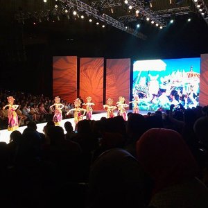 Opening Ceremony of Indonesia Fashion Week 2016. Presented Cilinaya Traditional Dance from Bali.
#IFW2016 #clozetteid #fashionweek