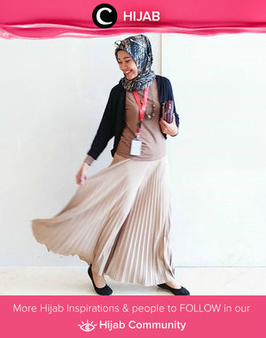  Happy face. Swing the pleated skirt. Simak inspirasi gaya Hijab dari para Clozetters hari ini di Hijab Community. Image shared by Star Clozetter: @mirasahid. Yuk, share juga gaya hijab andalan kamu 