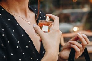 7 Merk Parfum Perempuan Terbaik yang Tahan Lama