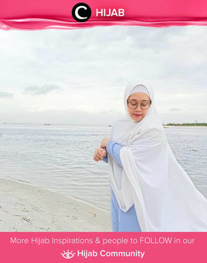 Akan berlibur ke pantai dalam waktu dekat? Jangan lupa kenakan hijab berbahan ringan dan berwarna cerah agar tak menyerap sinar matahari. Simak inspirasi gaya Hijab dari para Clozetters hari ini di Hijab Community. Image shared by Star Clozetter @LisnaArdhini. Yuk, share juga gaya hijab andalan kamu. 