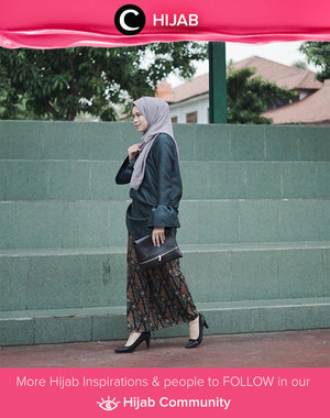 Get ready. Wearing a green top with flare slevee, ethnic skirt, and heels. Simak inspirasi gaya Hijab dari para Clozetters hari ini di Hijab Community. Image shared by Clozette Ambassador @inalathifahs. Yuk, share juga gaya hijab andalan kamu