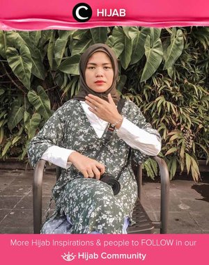 Clozetter @cicidesri paired her patterned loose dress with white shirt for her summer look. Simak inspirasi gaya Hijab dari para Clozetters hari ini di Hijab Community. Yuk, share juga gaya hijab andalan kamu. 