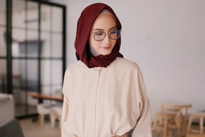 Tutorial Hijab Segi Empat untuk Pemakai Kacamata